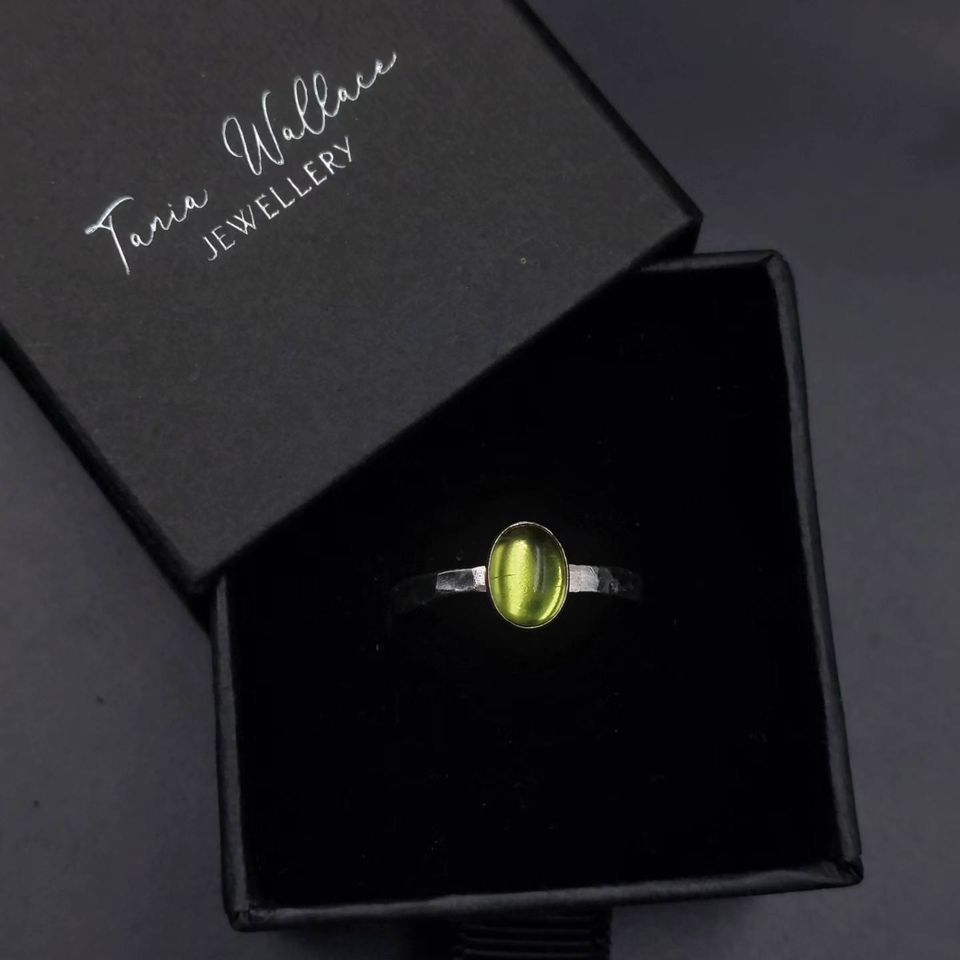 Oval peridot ring